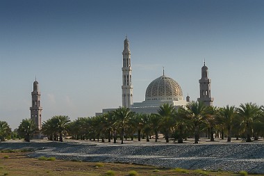 Große Sultan-Qabus-Moschee (Masqat, Oman) Virtuelle Tour durch die Große Sultan-Qabus-Moschee. Sie ist die Hauptmoschee des Oman und gilt als eines der wichtigsten Bauwerke des Landes und als eine der...